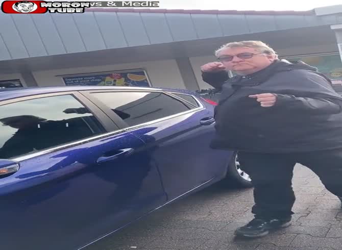 Video :A driver strikes a mother when she attempts to pass him